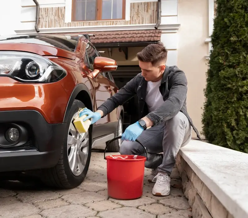 Lavage auto à domicile Landévant : professionnel intervenant sur un véhicule